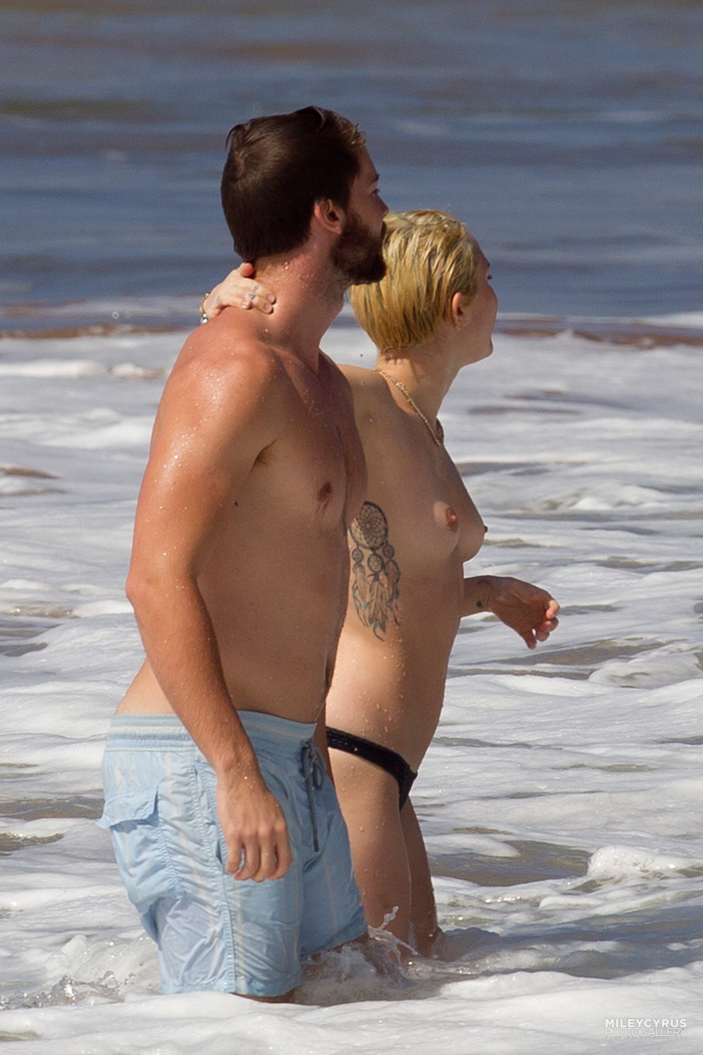 Am nackt miley strand unzensiert cyrus Miley Cyrus